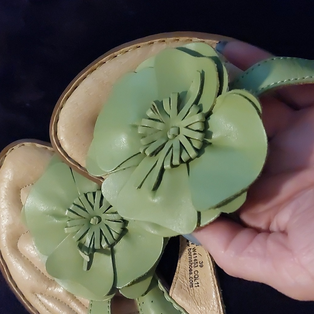 Born Avocado Green Leather Flower Flip Flop Sandals.  Size 8 (39) - Picture 2 of 6